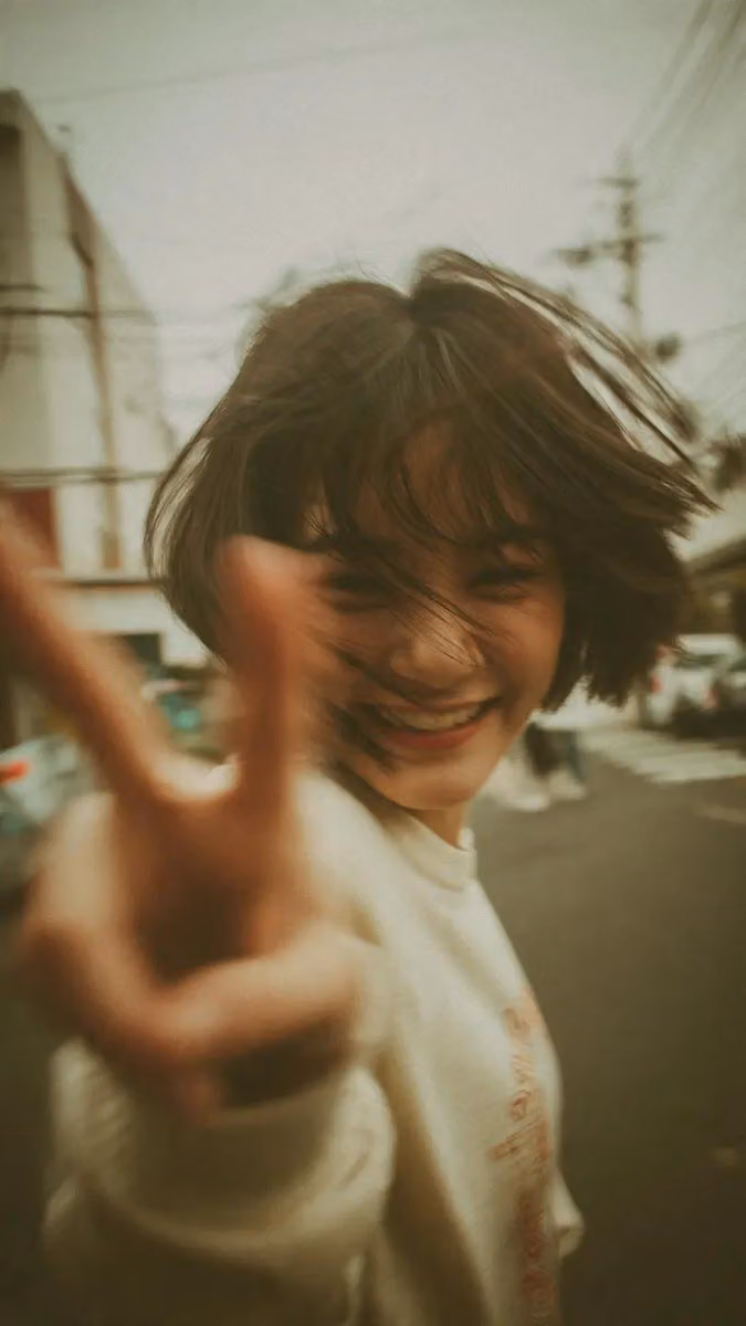 A candid Y2K street photography portrait of a cheerful young