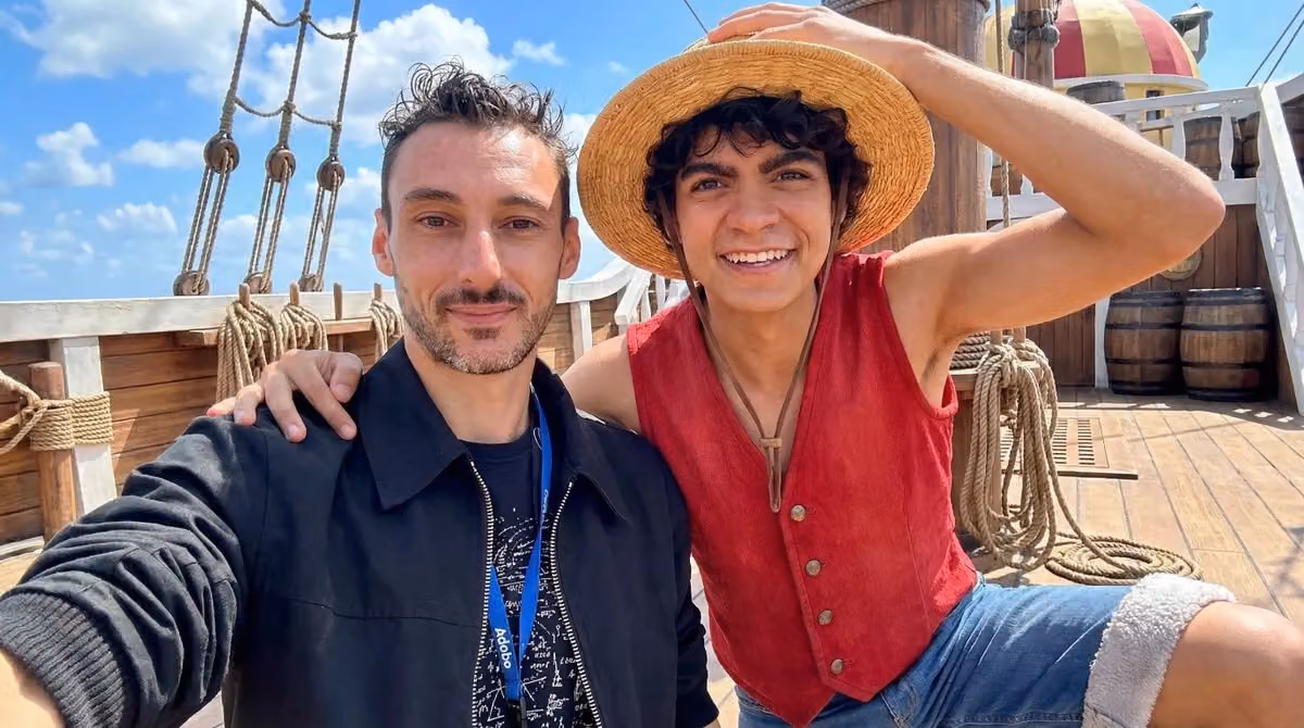 合影: Monkey D. Luffy and a Man with Bright Smile